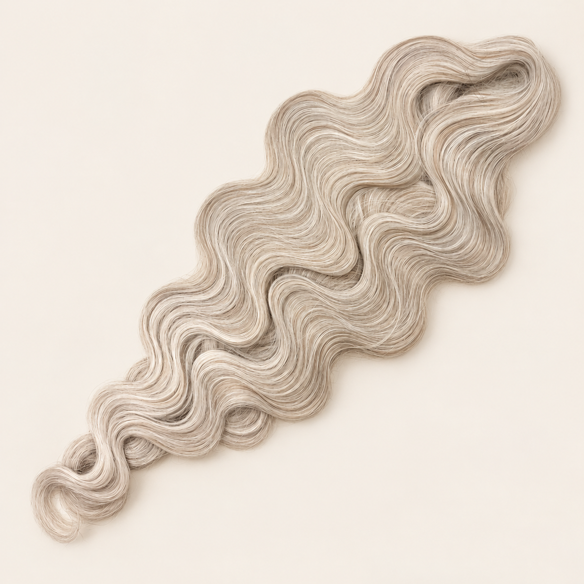 Body Wave golvend invlechthaar 60 cm, kleur T16/56C op beige achtergrond