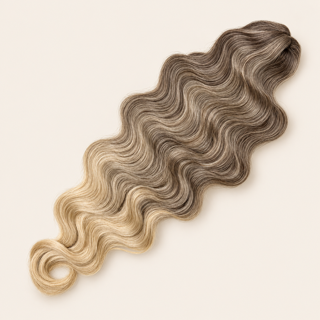 Body Wave golvend invlechthaar 60 cm, kleur T4/22 op beige achtergrond