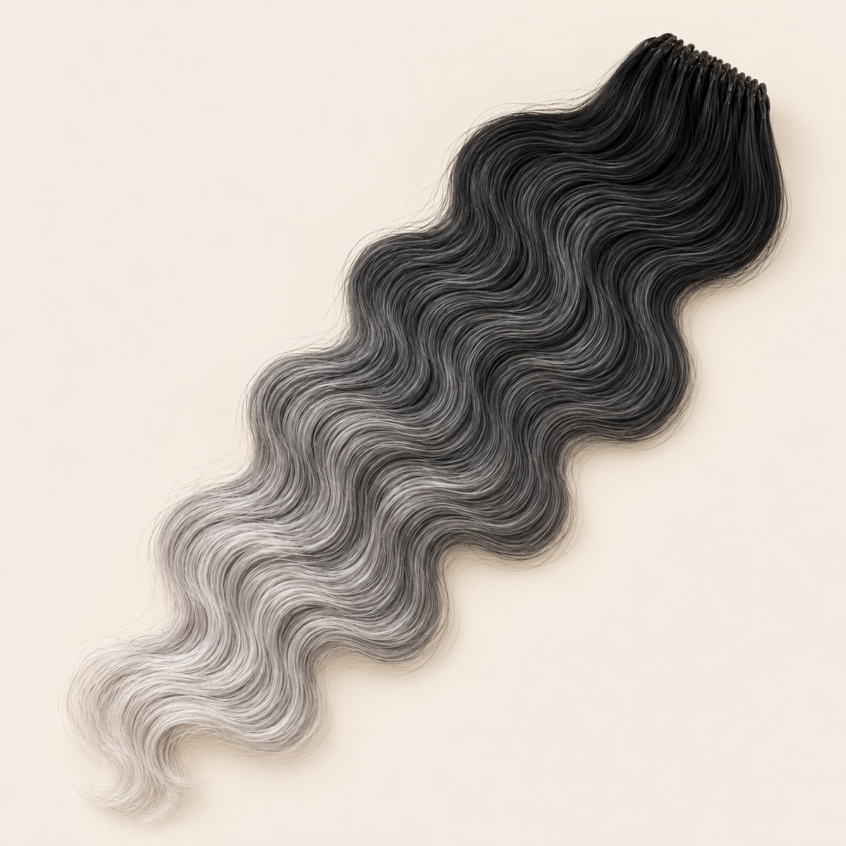 Body Wave golvend invlechthaar 60 cm, kleur TT-IGRAY5 op beige achtergrond