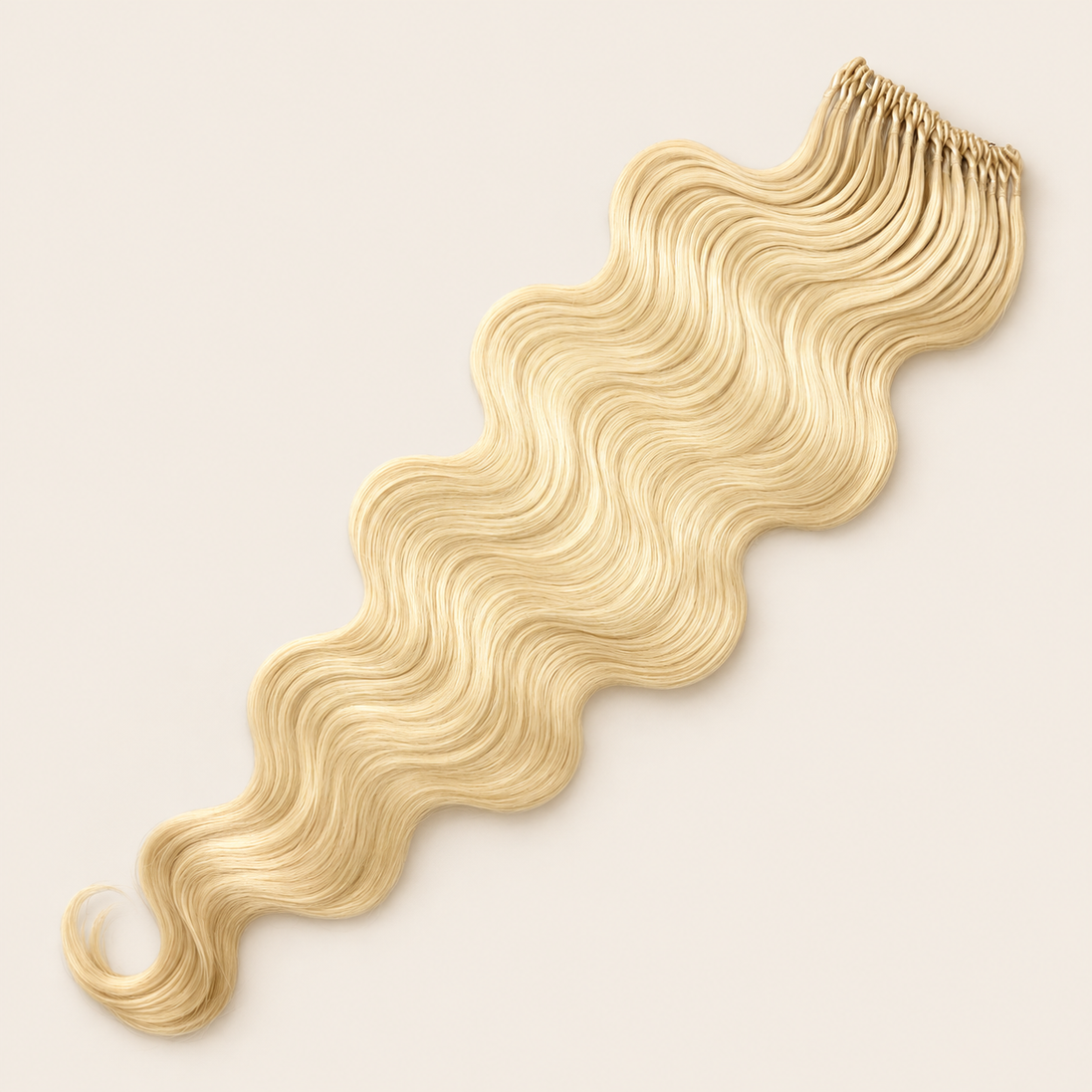 Body Wave golvend invlechthaar 60 cm met lus, kleur 613 op beige achtergrond