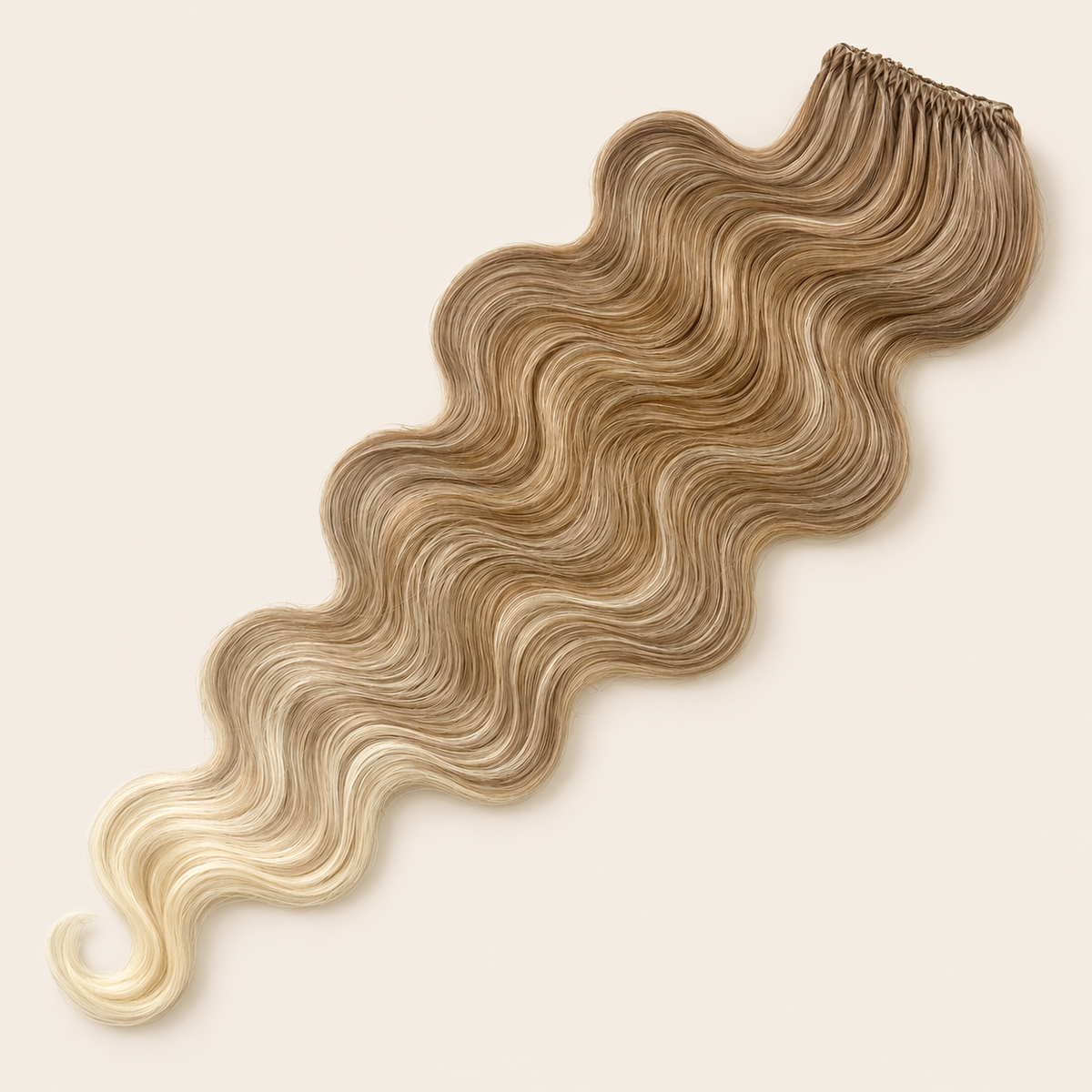 Body Wave golvend invlechthaar 60 cm met lus, kleur T-Linen(62) op beige achtergrond