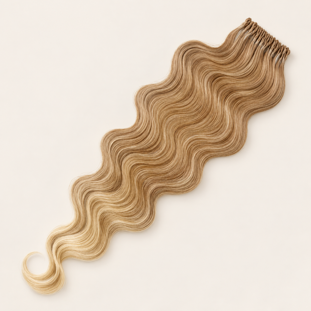 Body Wave golvend invlechthaar 60 cm met lus, kleur T12/22A op beige achtergrond