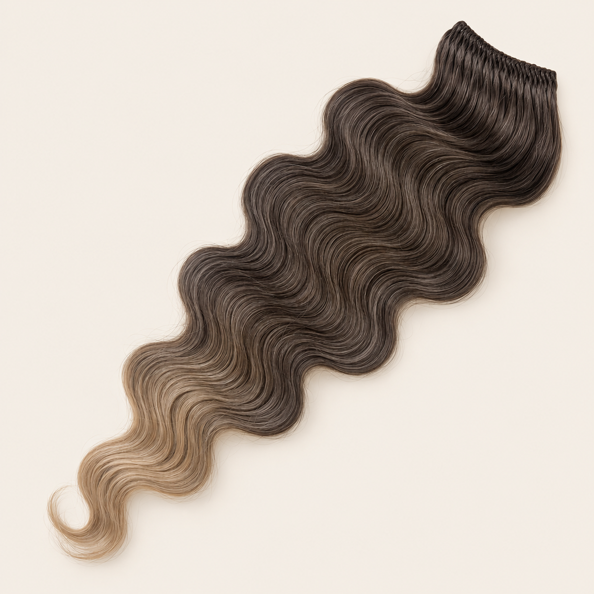 Body Wave golvend invlechthaar 60 cm met lus, kleur T4/56A op beige achtergrond