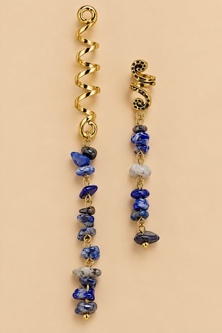 Set van twee goudkleurige boho haarspiralen met blauwe en grijze steentjes op beige achtergrond