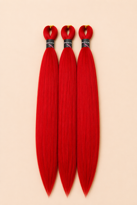BraidOrDie Easy Braid Bright Red 3-pack 65 cm op lichtbeige achtergrond