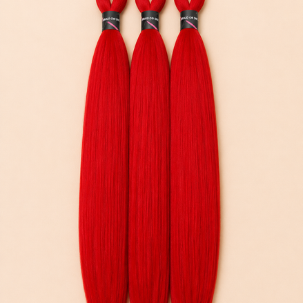 BraidOrDie Easy Braid Bright Red 3-pack 65 cm op lichtbeige achtergrond