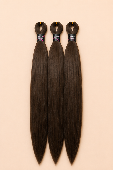 BraidOrDie Easy Braid 3-in-1 kleur 2 bruin 65 cm set van 3 op beige achtergrond