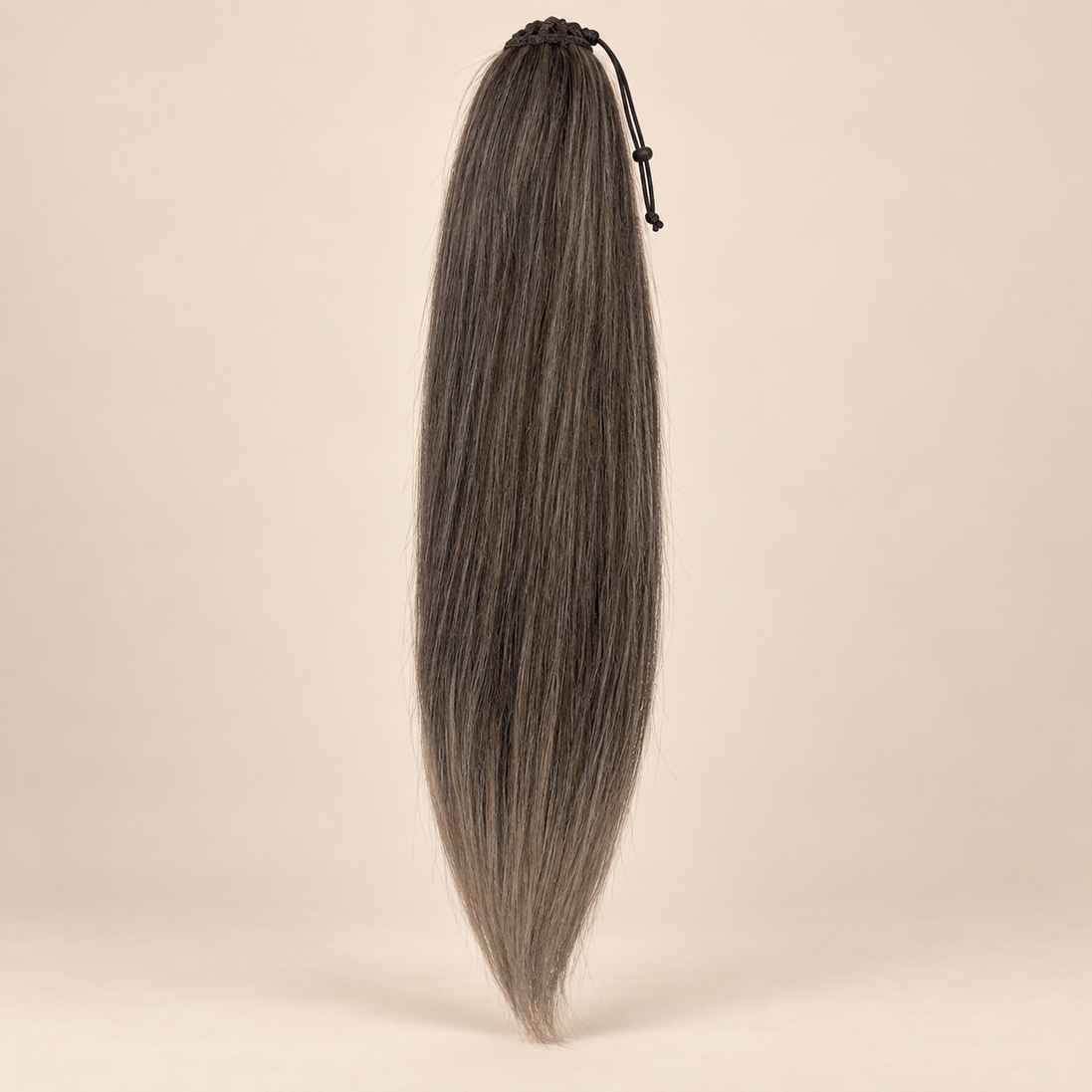 Steile Drawstring Ponytail BraidOrDie 60 cm – Silver Mocha | De HaarBoetiek