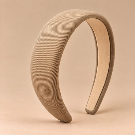 Beige khaki brede gewatteerde haarband op egale beige achtergrond