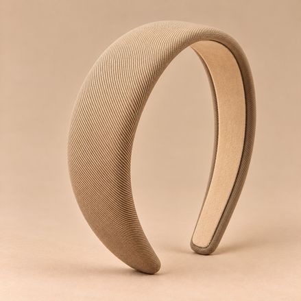 Beige khaki brede gewatteerde haarband op egale beige achtergrond