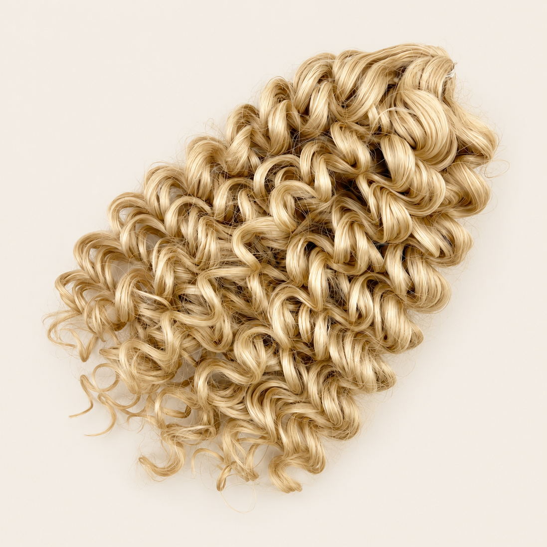 Cinderella krullend invlechthaar 30 cm in kleur Linen(59) op beige achtergrond