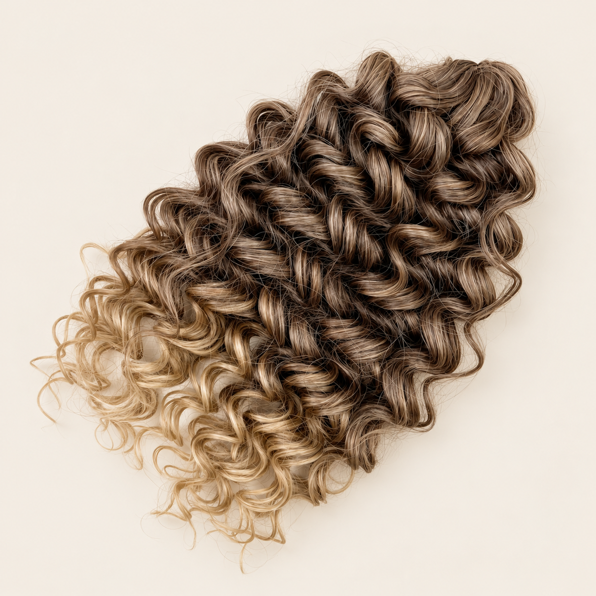 Cinderella krullend invlechthaar 30 cm in kleur T042 op beige achtergrond