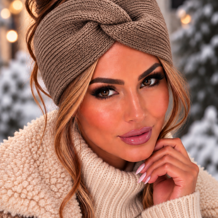 Donker beige dubbellaagse gebreide winter haarband met kruisknoop gedragen door model - De HaarBoetiek