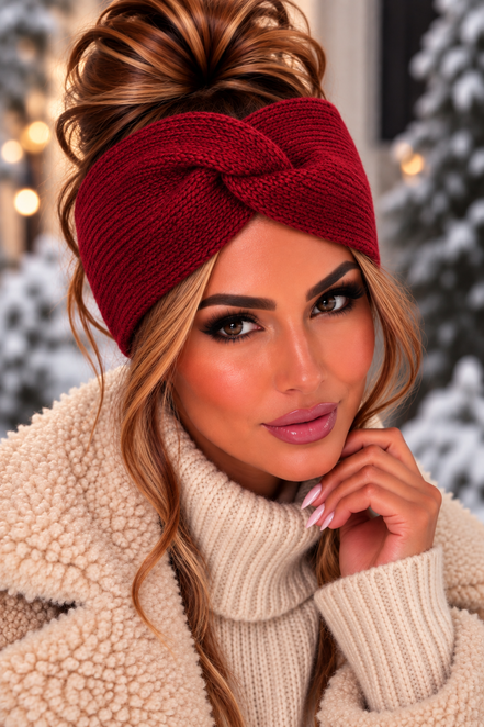 Rode dubbellaagse gebreide winter haarband met kruisknoop gedragen door model - De HaarBoetiek