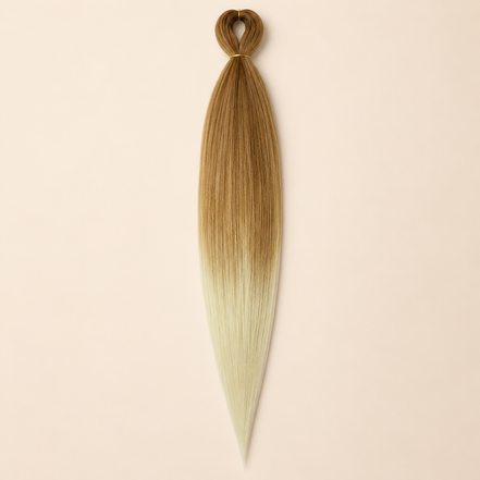 Easy Braid Kanekalon vlechthaar Goudblond Crème Ombré, kleurcode 2-95, op lichtbeige achtergrond