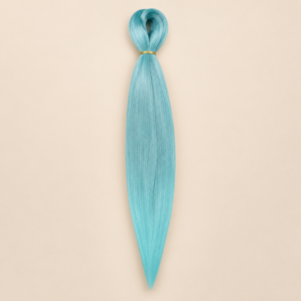 Easy Braid kanekalon vlechthaar DA-8 in pastelblauw op lichtbeige achtergrond