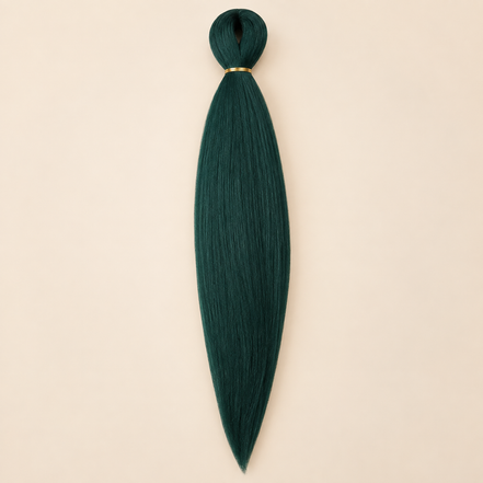 Easy Braid kanekalon vlechthaar Emerald in donker smaragdgroen op lichtbeige achtergrond