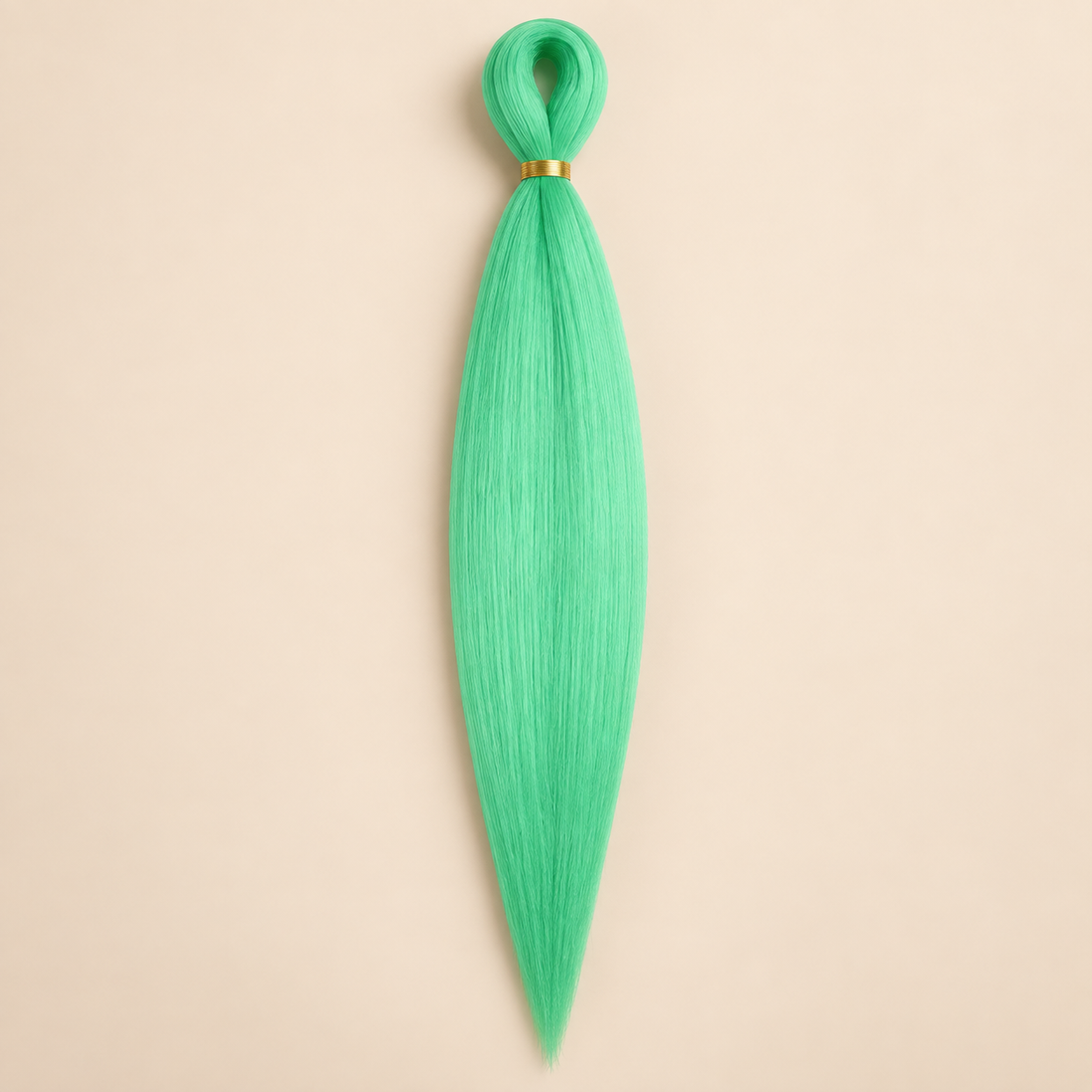 Easy Braid kanekalon vlechthaar Emerald Lime in emerald lime mintgroen op lichtbeige achtergrond