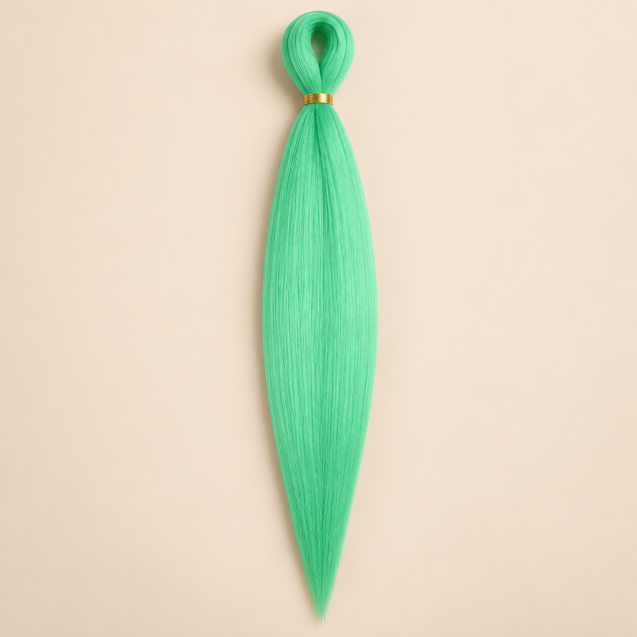 Easy Braid kanekalon vlechthaar Emerald Lime in emerald lime mintgroen op lichtbeige achtergrond