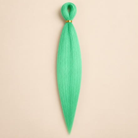 Easy Braid kanekalon vlechthaar Emerald Lime in emerald lime mintgroen op lichtbeige achtergrond