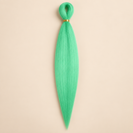 Easy Braid kanekalon vlechthaar Emerald Lime in emerald lime mintgroen op lichtbeige achtergrond