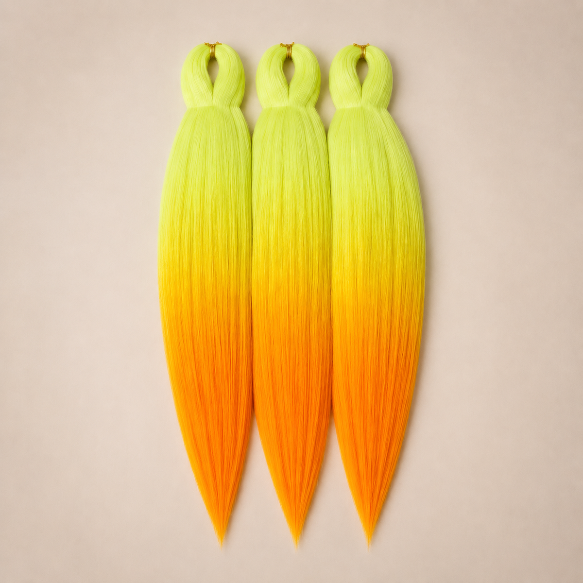 Citrus Crush 3-in-1 kanekalon invlechthaar Geel naar oranje op lichtbeige achtergrond