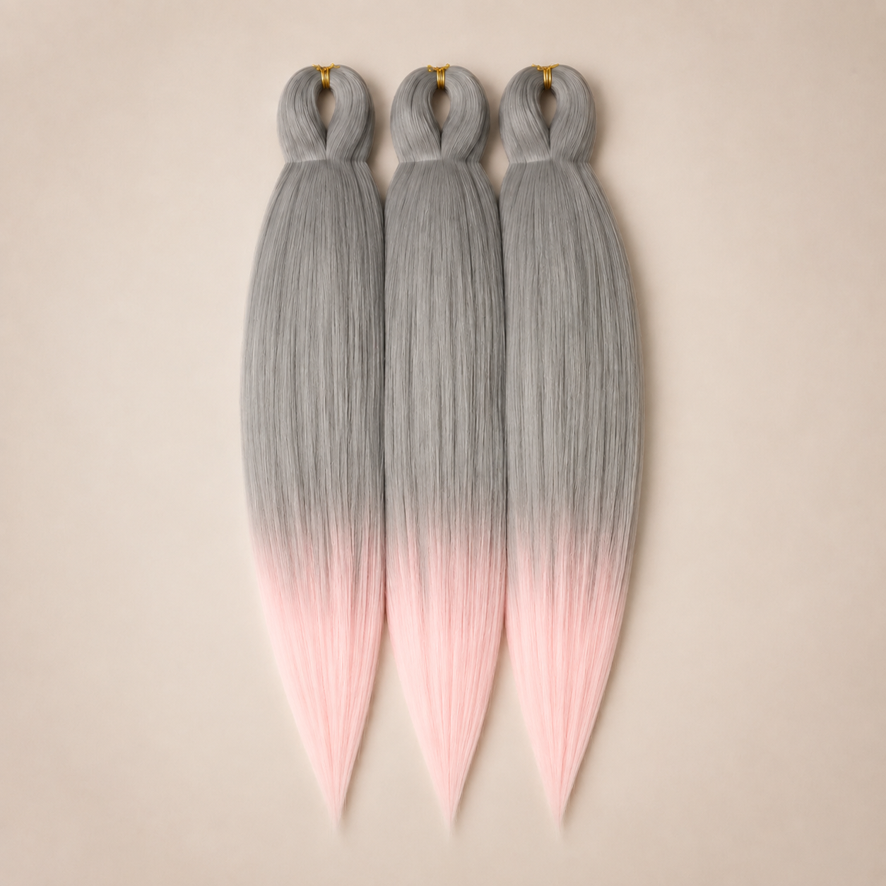 Dusty Rose 3-in-1 kanekalon invlechthaar Grijs naar pastelroze op lichtbeige achtergrond