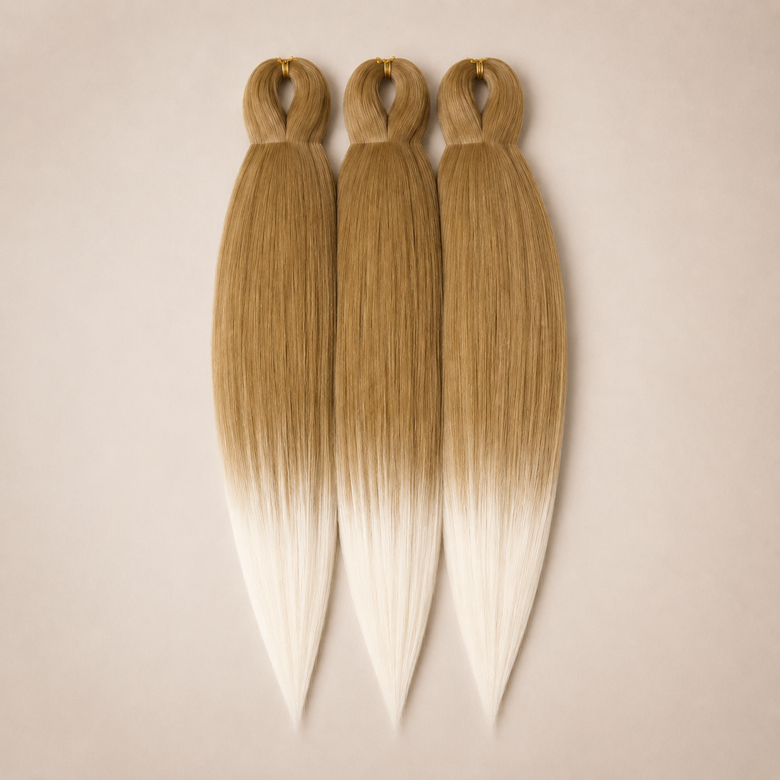 Honey Veil 3-in-1 kanekalon invlechthaar Honingblond naar wit op lichtbeige achtergrond