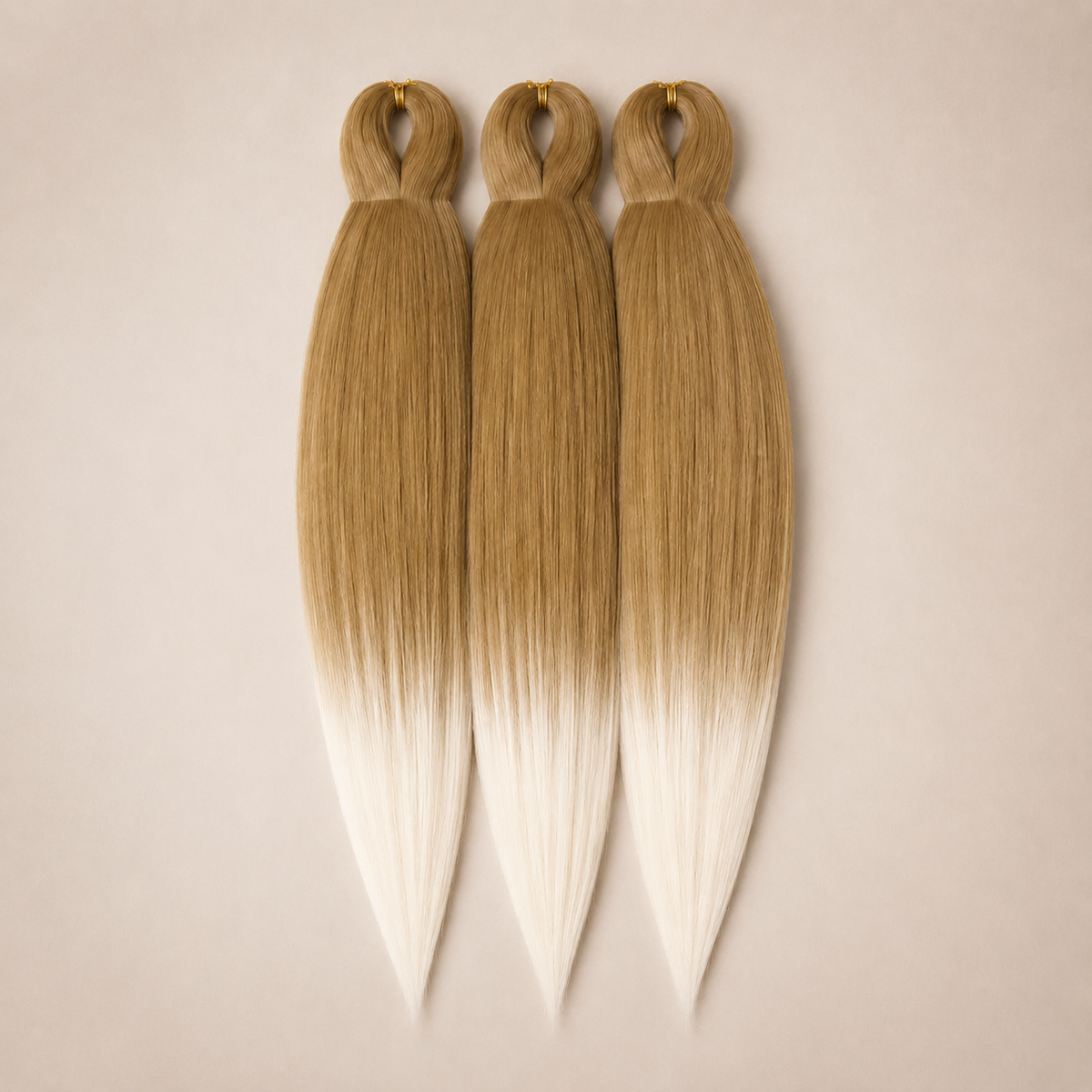 Honey Veil 3-in-1 kanekalon invlechthaar Honingblond naar wit op lichtbeige achtergrond