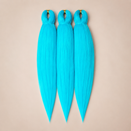 IIBlue 3-in-1 kanekalon invlechthaar Turquoiseblauw op lichtbeige achtergrond