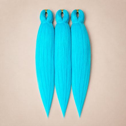 IIBlue 3-in-1 kanekalon invlechthaar Turquoiseblauw op lichtbeige achtergrond