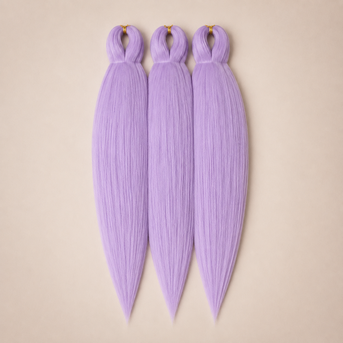 Iris Purple Deluxe 3-in-1 kanekalon invlechthaar Pastellila op lichtbeige achtergrond