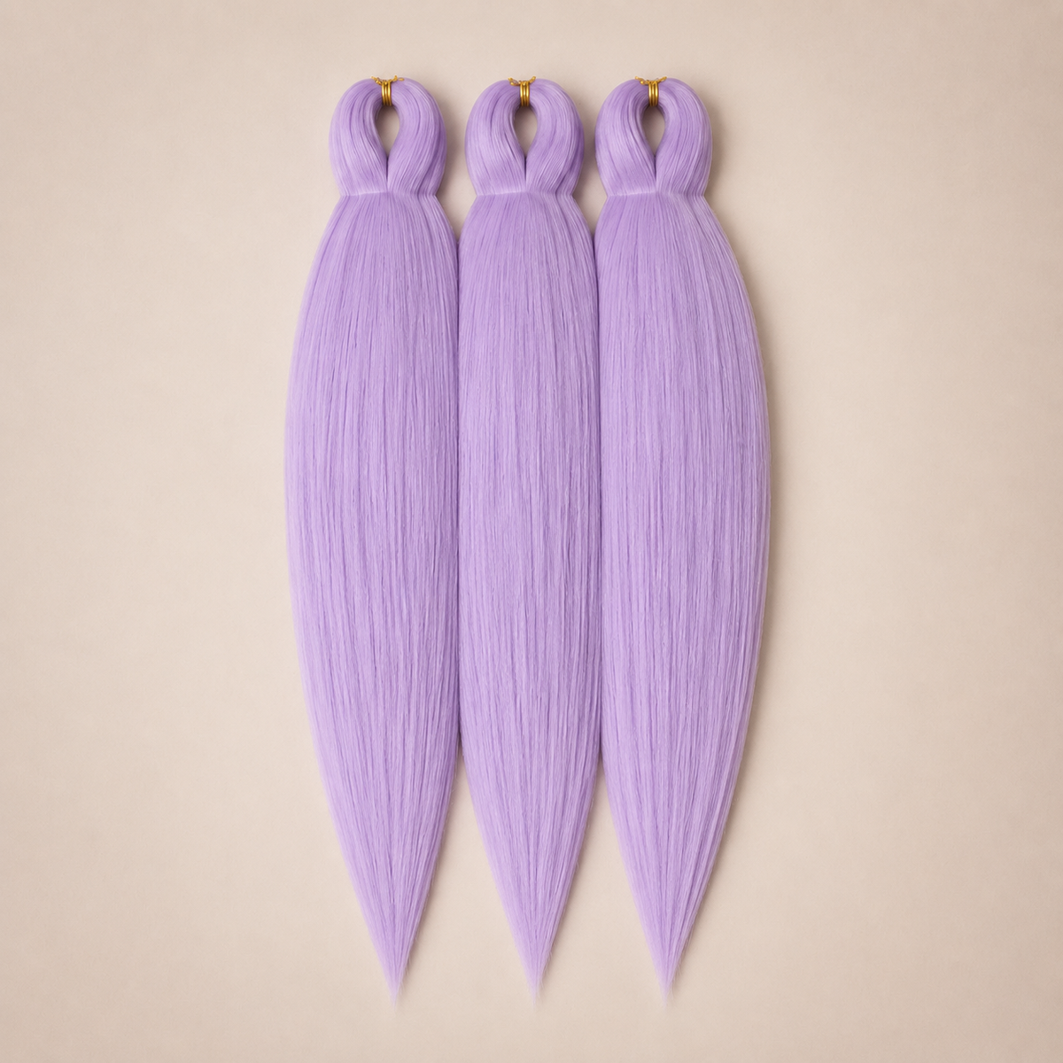Iris Purple Deluxe 3-in-1 kanekalon invlechthaar Pastellila op lichtbeige achtergrond