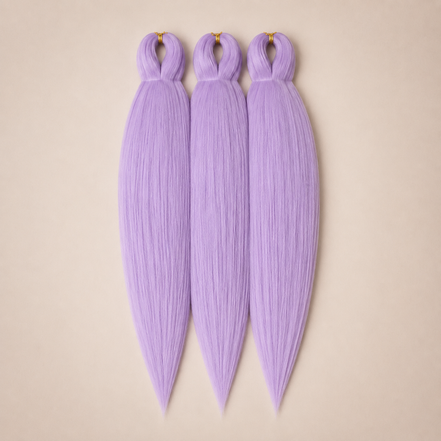 Iris Purple Deluxe 3-in-1 kanekalon invlechthaar Pastellila op lichtbeige achtergrond