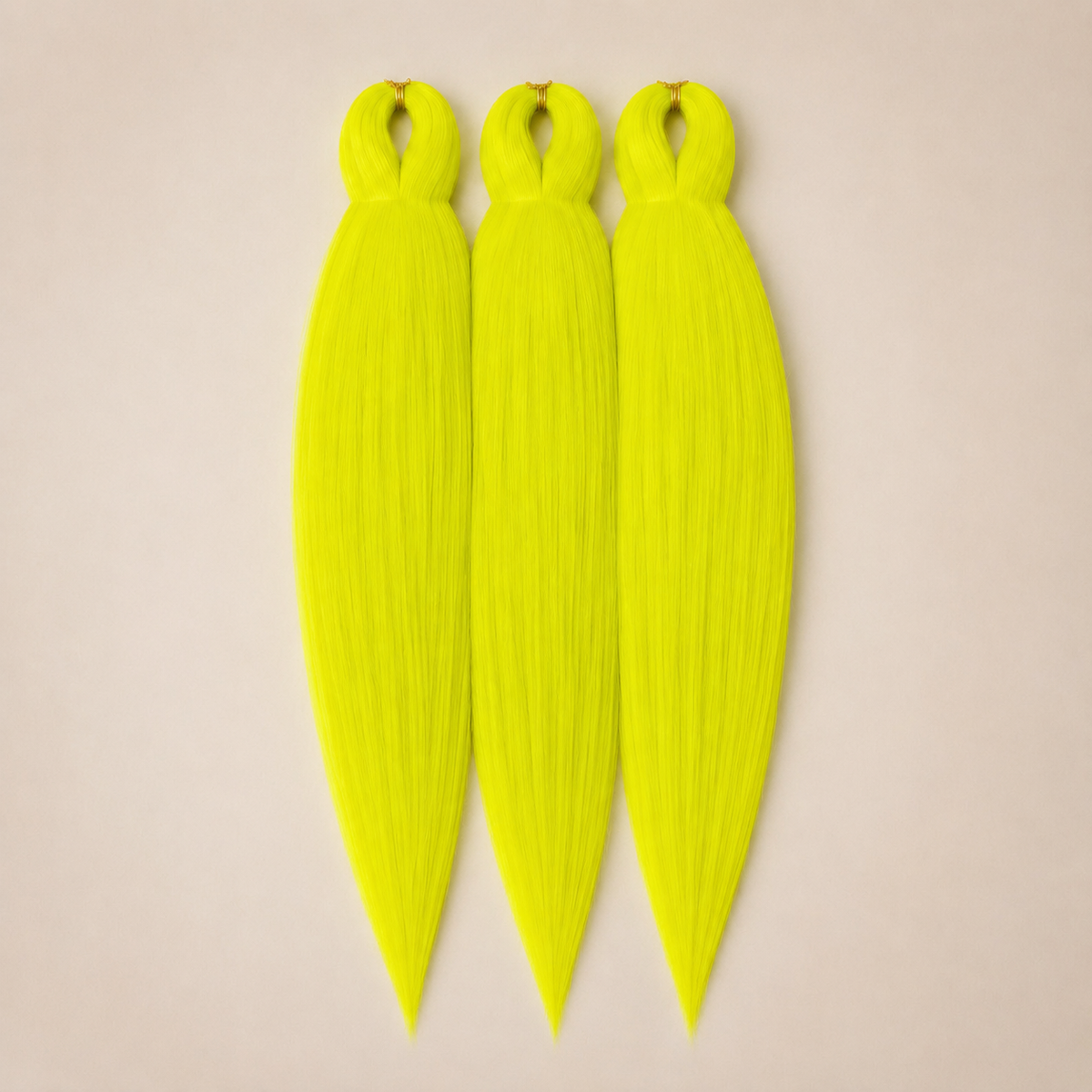 L-Yellow 3-in-1 kanekalon invlechthaar Neongeel op lichtbeige achtergrond