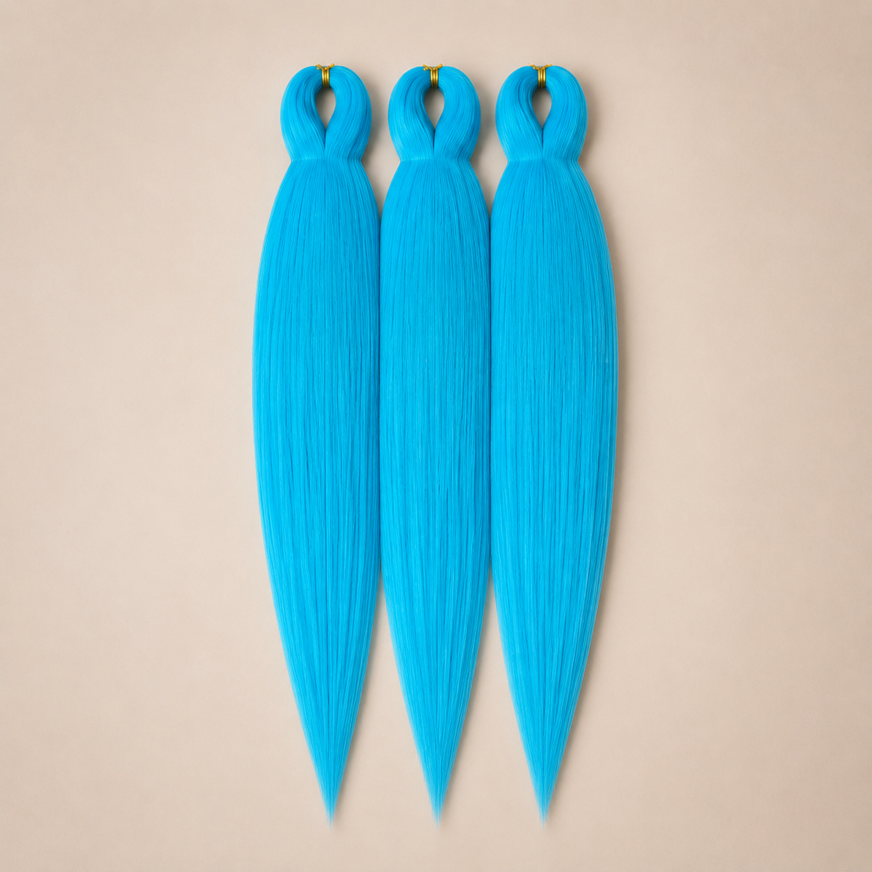 Light Blue 3-in-1 kanekalon invlechthaar Helderblauw op lichtbeige achtergrond