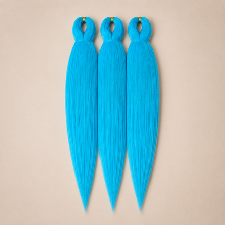 Light Blue 3-in-1 kanekalon invlechthaar Helderblauw op lichtbeige achtergrond