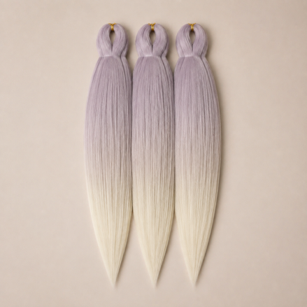 Lilac/613 3-in-1 kanekalon invlechthaar Lila naar platinablond op lichtbeige achtergrond
