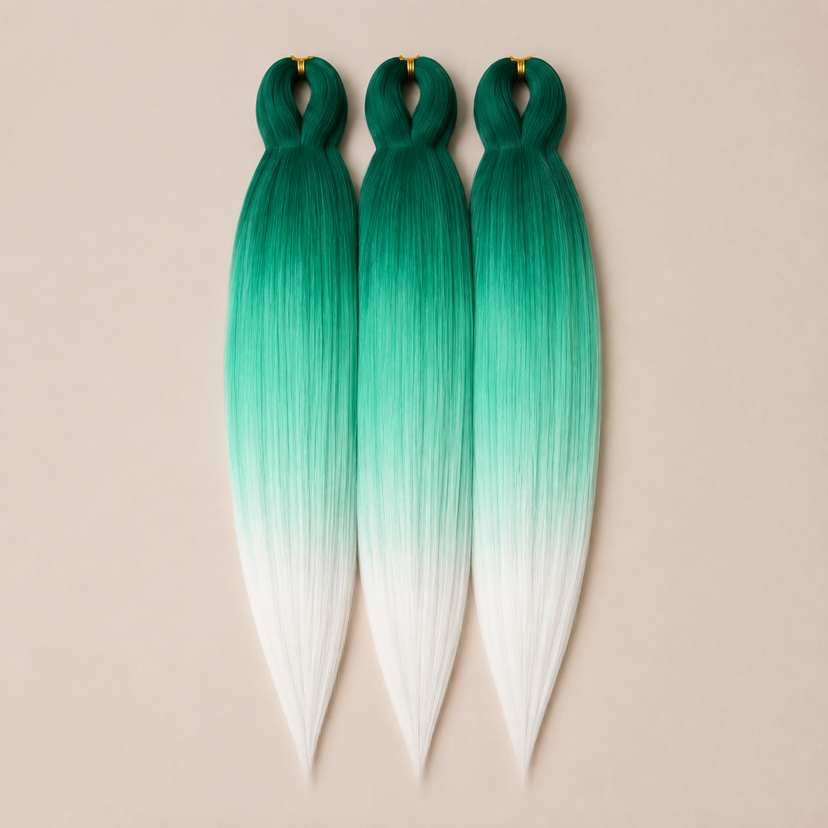 Matcha Glow 3-in-1 kanekalon invlechthaar Groen naar mint en wit op lichtbeige achtergrond