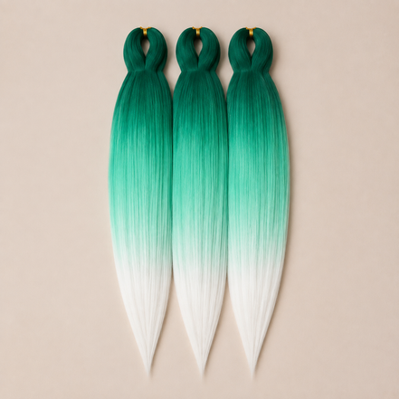 Matcha Glow 3-in-1 kanekalon invlechthaar Groen naar mint en wit op lichtbeige achtergrond