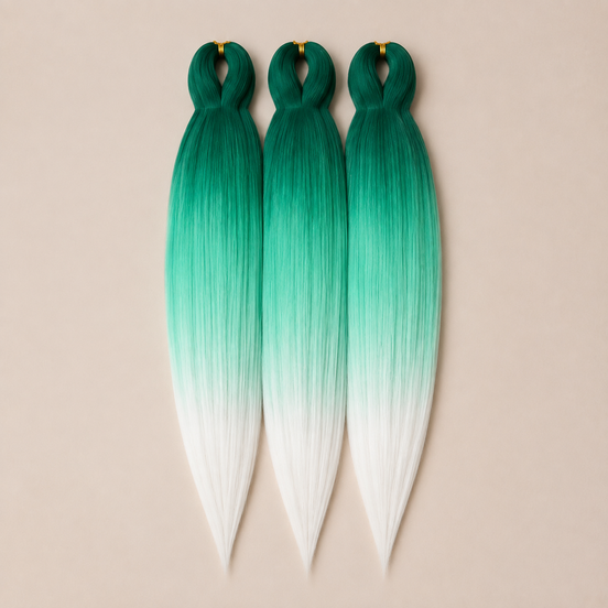Matcha Glow 3-in-1 kanekalon invlechthaar Groen naar mint en wit op lichtbeige achtergrond