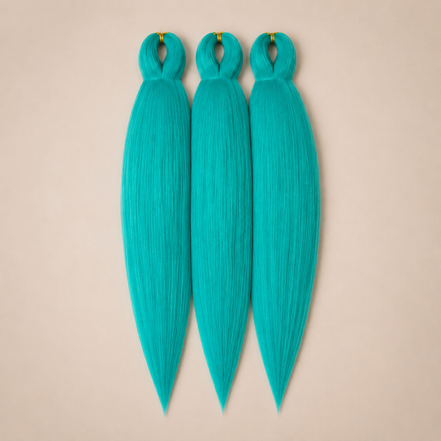 MoodySkyBlue 3-in-1 kanekalon invlechthaar Turquoise op lichtbeige achtergrond