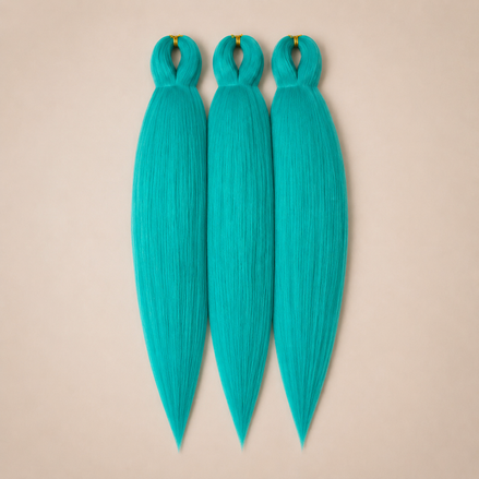 MoodySkyBlue 3-in-1 kanekalon invlechthaar Turquoise op lichtbeige achtergrond