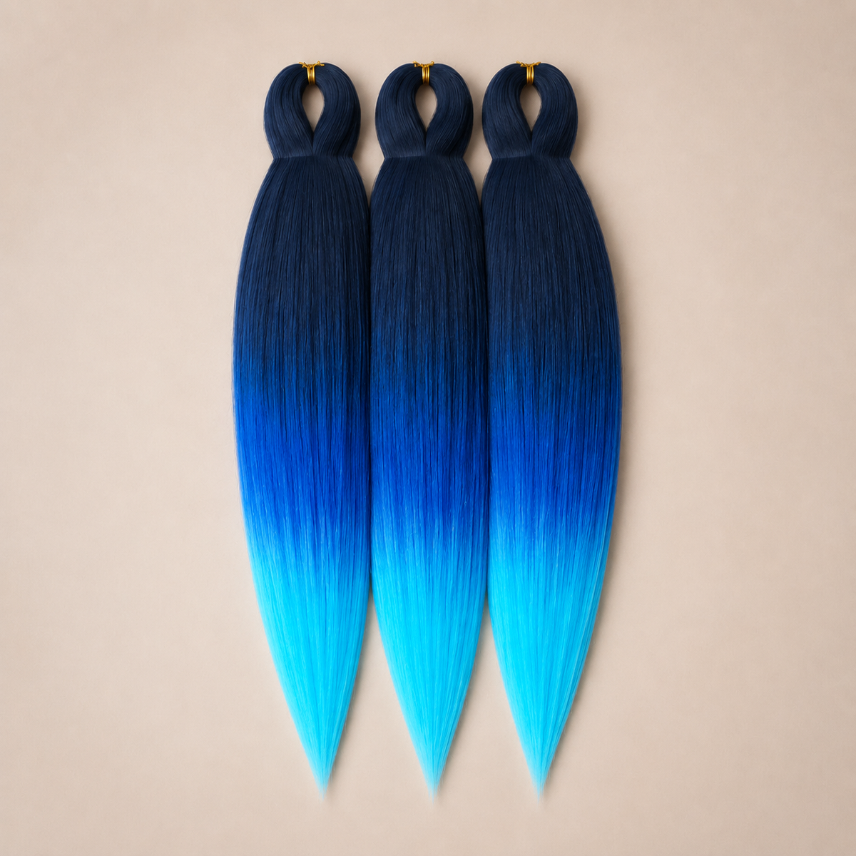 Ocean Wave 3-in-1 kanekalon invlechthaar Donkerblauw naar turquoise op lichtbeige achtergrond