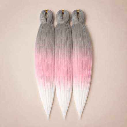 Pink Ashes 3-in-1 kanekalon invlechthaar Asgrijs naar roze en wit op lichtbeige achtergrond