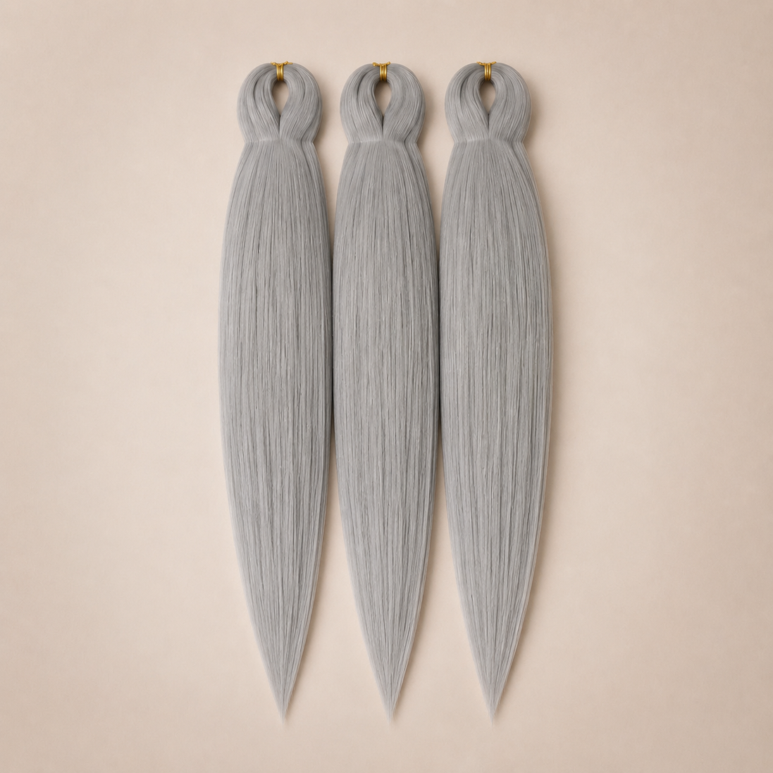 Silver Gray 3-in-1 kanekalon invlechthaar Zilvergrijs op lichtbeige achtergrond