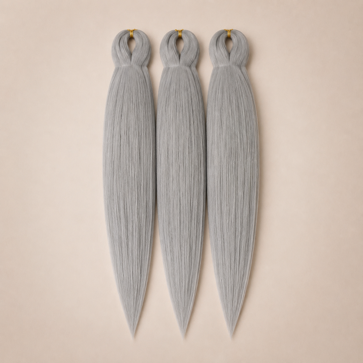 Silver Gray 3-in-1 kanekalon invlechthaar Zilvergrijs op lichtbeige achtergrond