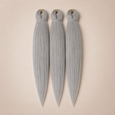 Silver Gray 3-in-1 kanekalon invlechthaar Zilvergrijs op lichtbeige achtergrond