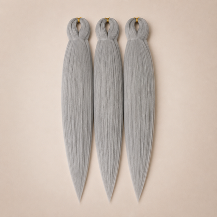 Silver Gray 3-in-1 kanekalon invlechthaar Zilvergrijs op lichtbeige achtergrond
