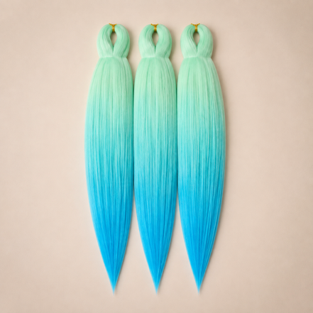 Sirens Whisper 3-in-1 kanekalon invlechthaar Mint naar turquoise en blauw op lichtbeige achtergrond